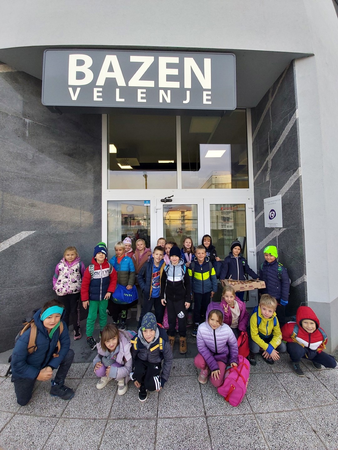 drugošolci pred vhodom v bazen